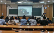 （本地）致敬劳动者酷暑送清凉 本报联合爱心志愿者开展建筑工人专场慰问活